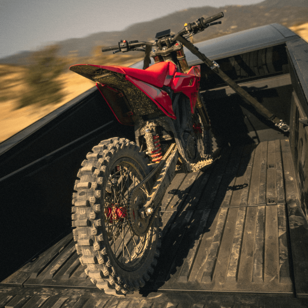 Altis Sigma Rot auf der Ladefläche eines Pickups in Heckansicht