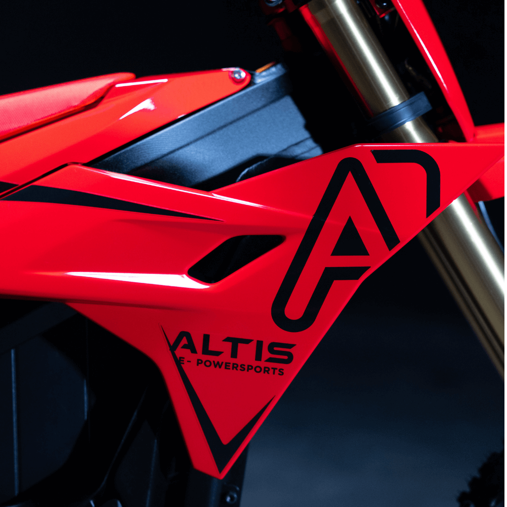 Altis Sigma rote Seitenverkleidung mit Altis Logo in Detailansicht
