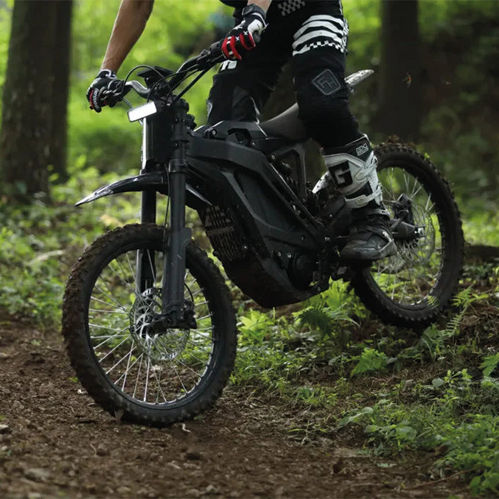 E Ride Pro SE Schwarz mit Fahrer im Wald