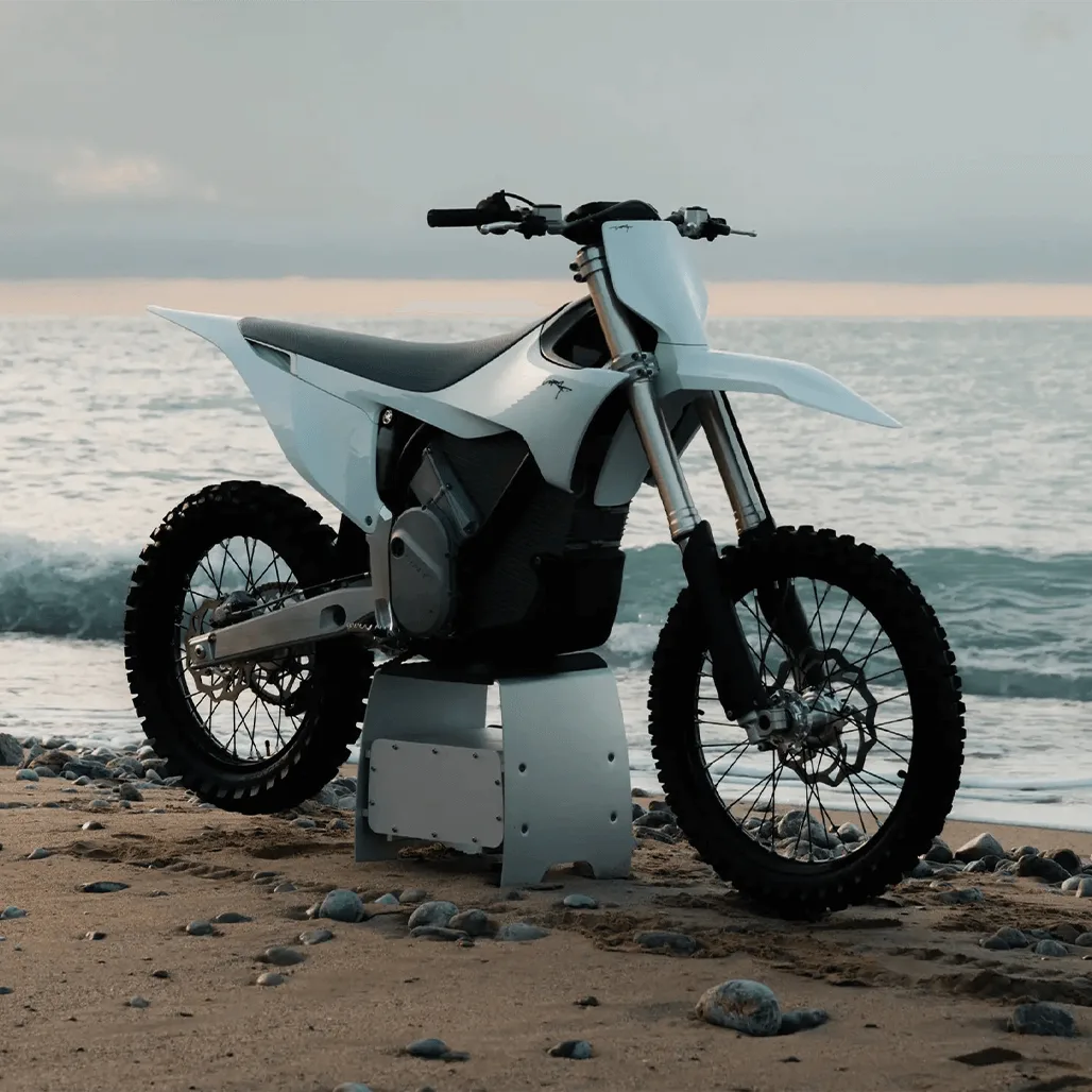 Stark VARG MX 1.2 in Snow White in Front-Seitenansicht am Strand