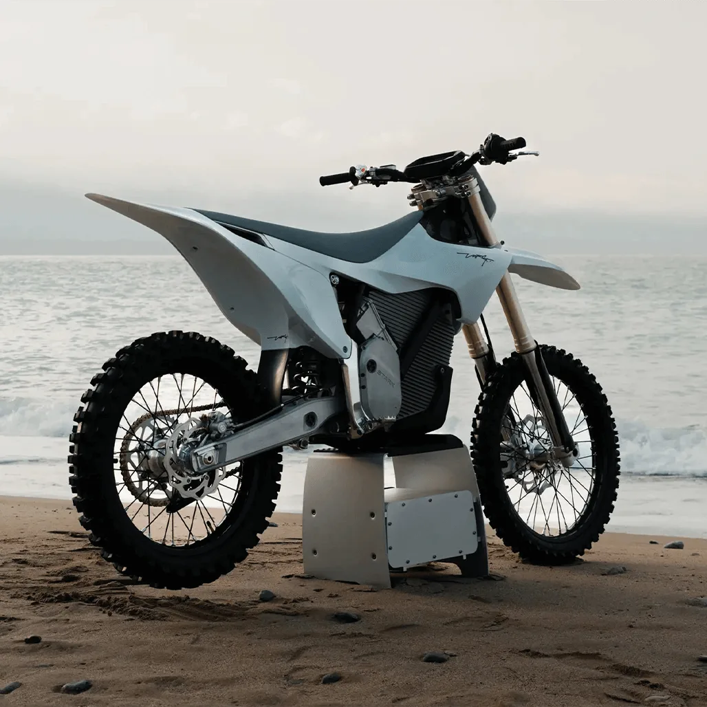 Stark VARG MX 1.2 in Snow White in Heck-Seitenansicht am Strand