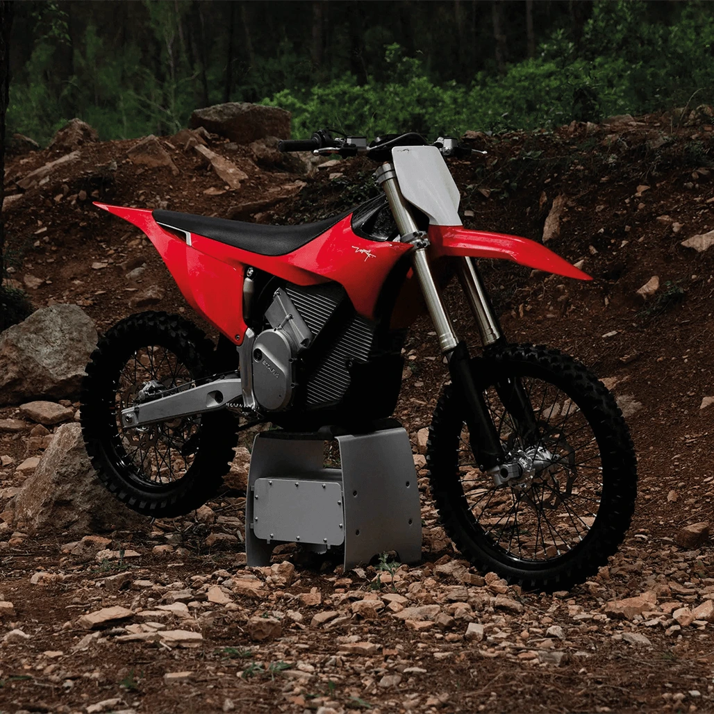 Stark VARG MX 1.2 in Stark Red in Front-Seitenansicht im Wald