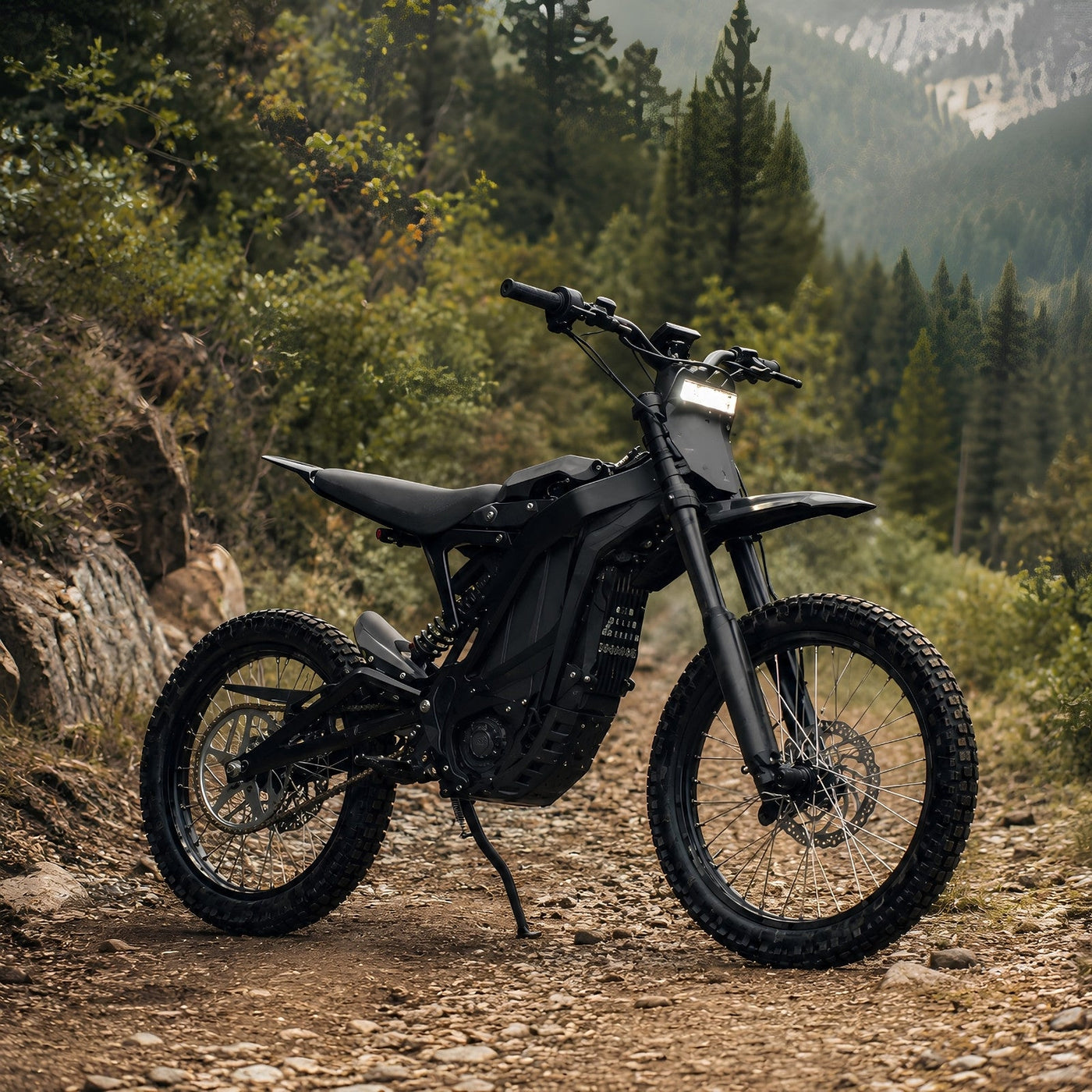 Elektrisches Dirt Bike auf einem Offroad-Trail in den Bergen