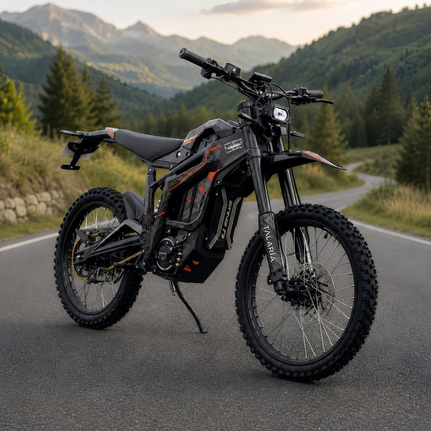 Elektrisches Dirt Bike mit Straßenzulassung auf einer Bergstraße