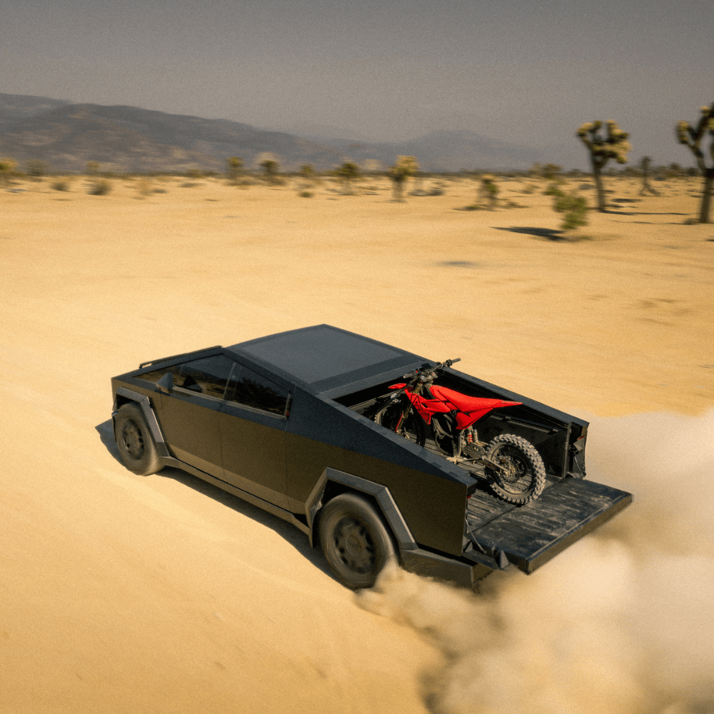 Altis Sigma Rot auf der Ladefläche eines Pickups in der Wüste