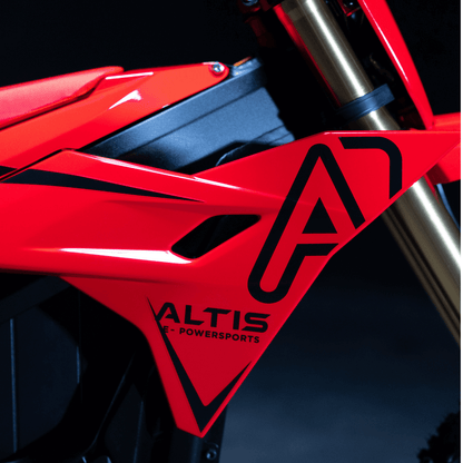Altis Sigma rote Seitenverkleidung mit Altis Logo in Detailansicht