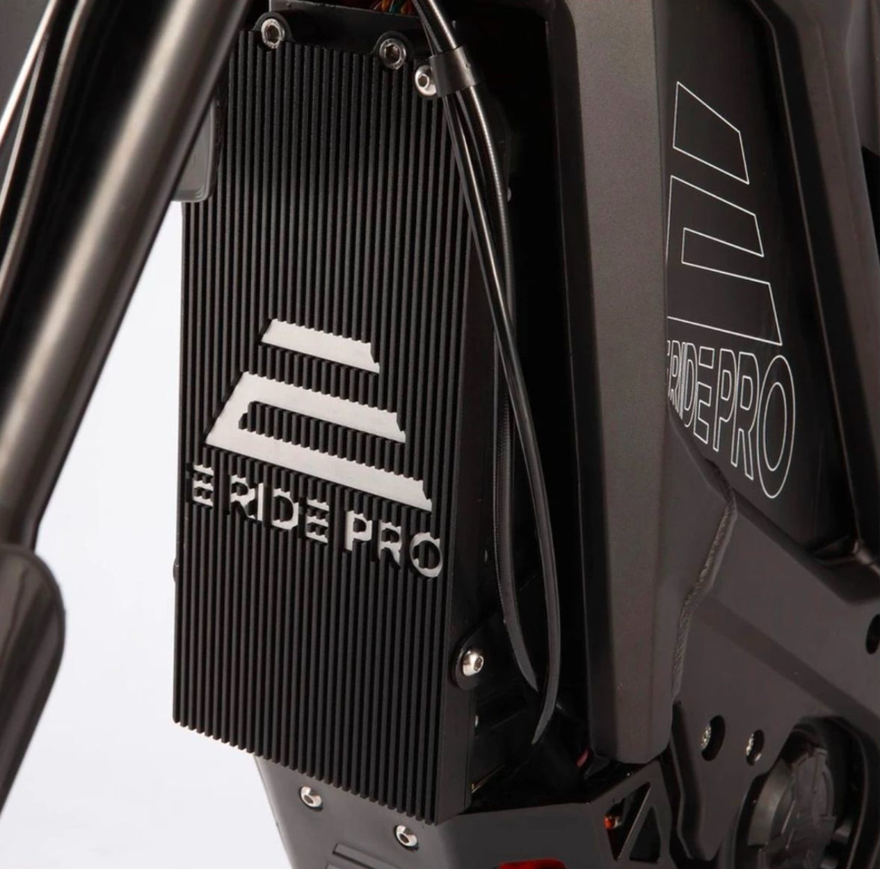 E-Ride Pro SR 25 kW Akku und Seitenverkleidung in Detailansicht