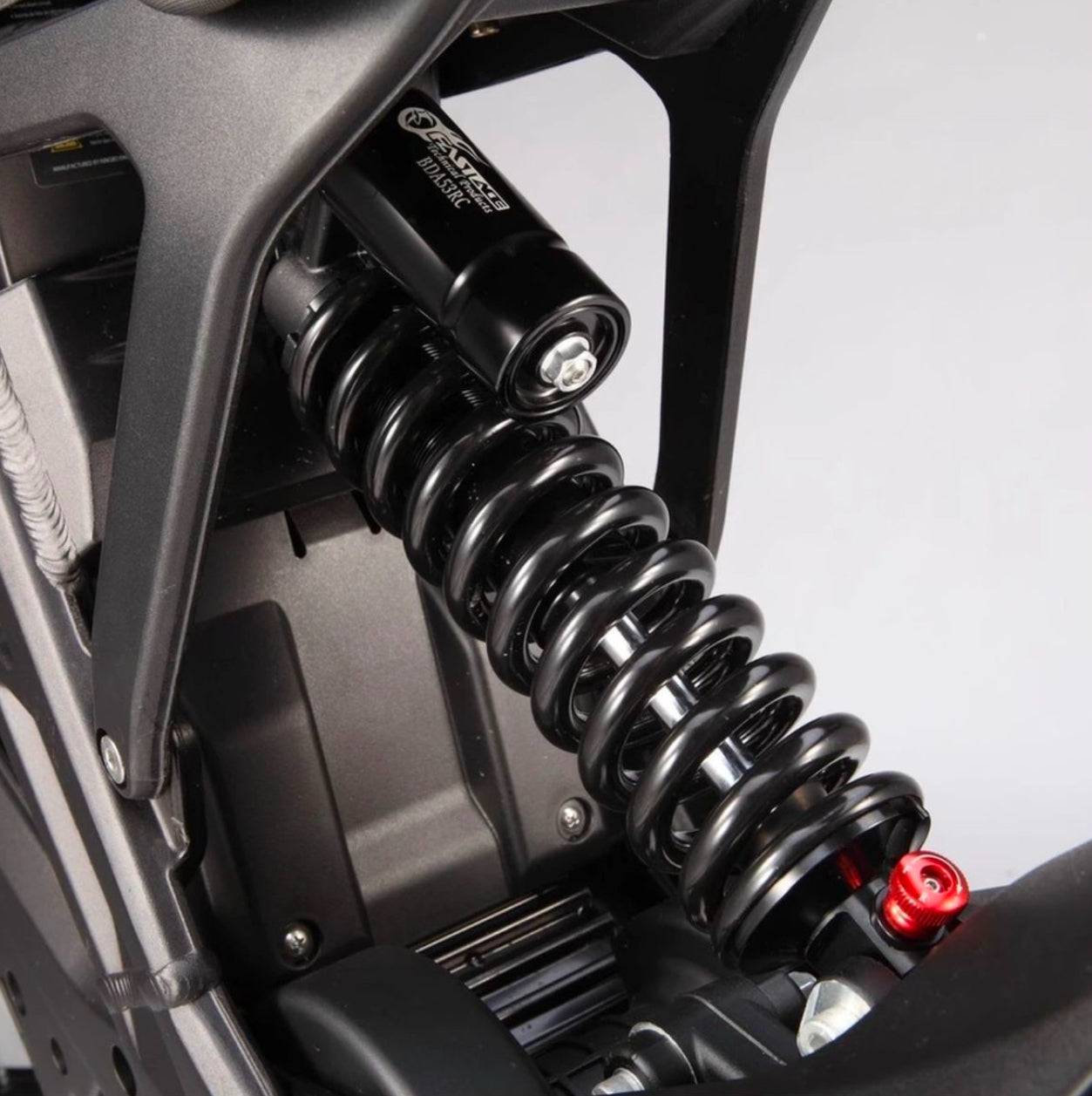 E-Ride Pro SR 25 kW Federbein und Dämpfung in Detailansicht