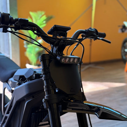 E-Ride Pro SS 3.0 in Frontansicht mit Scheinwerfer und Lenker