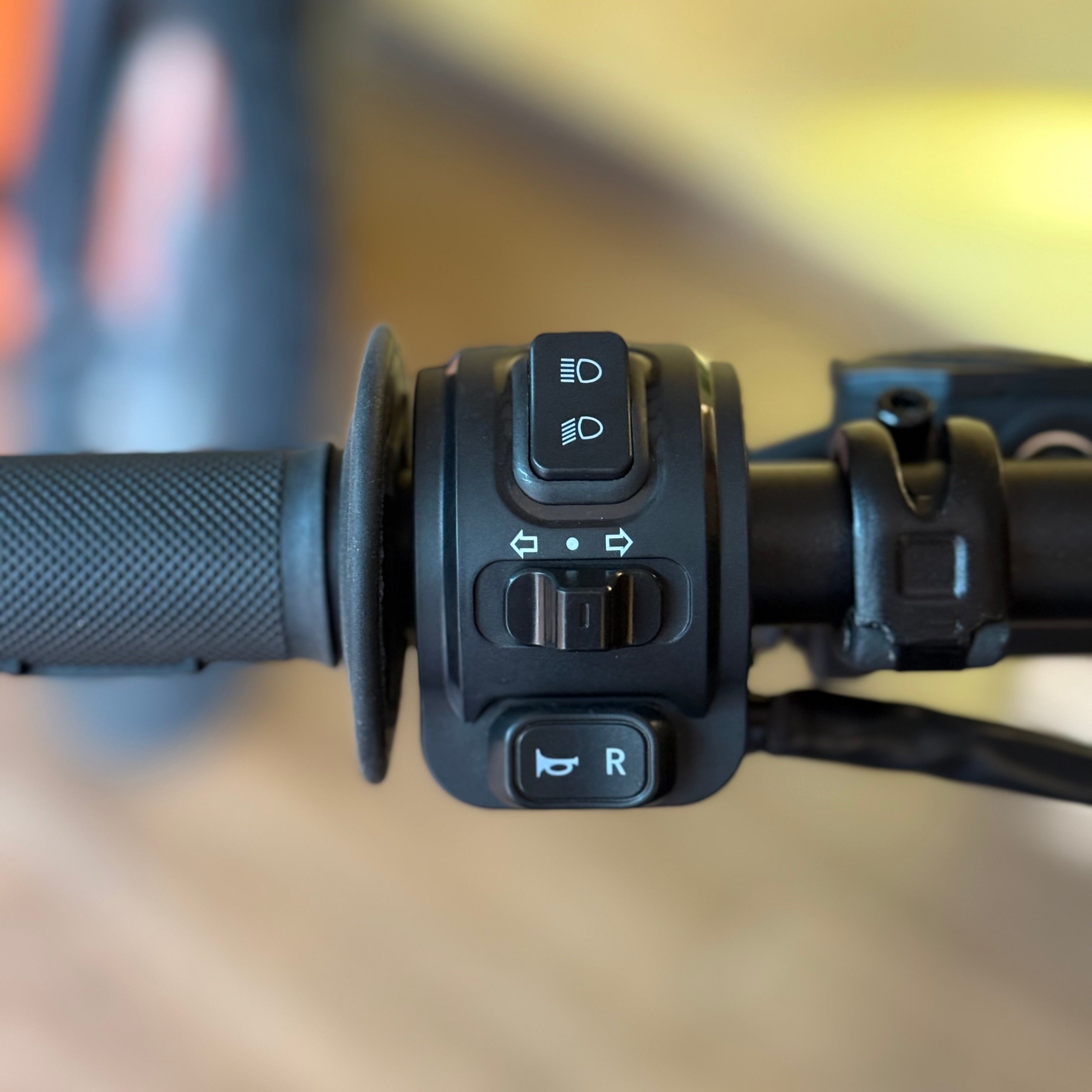 Linke Schalteinheit am Lenker der E-Ride Pro SS 3.0