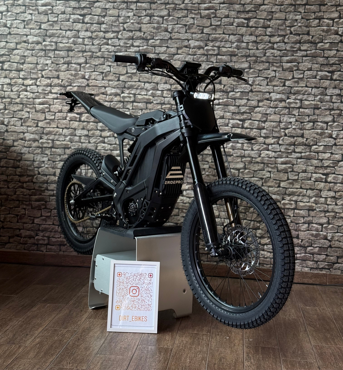 E-Ride Pro SS 3.0 in Schwarz in Front-Seitenansicht im Showroom