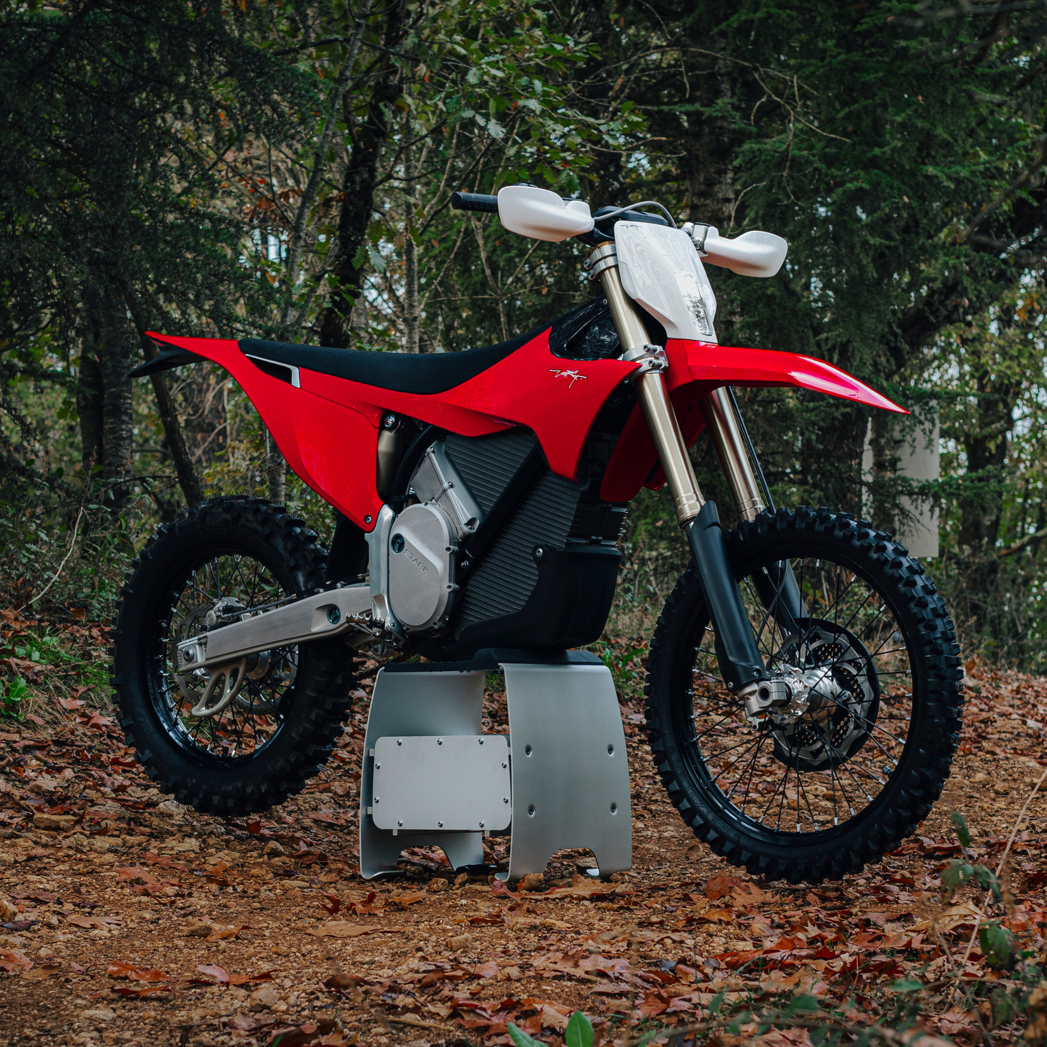 Stark VARG EX in Stark Red im Wald
