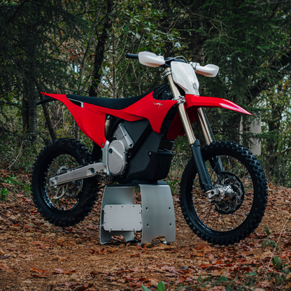 Stark VARG EX in Stark Red im Wald