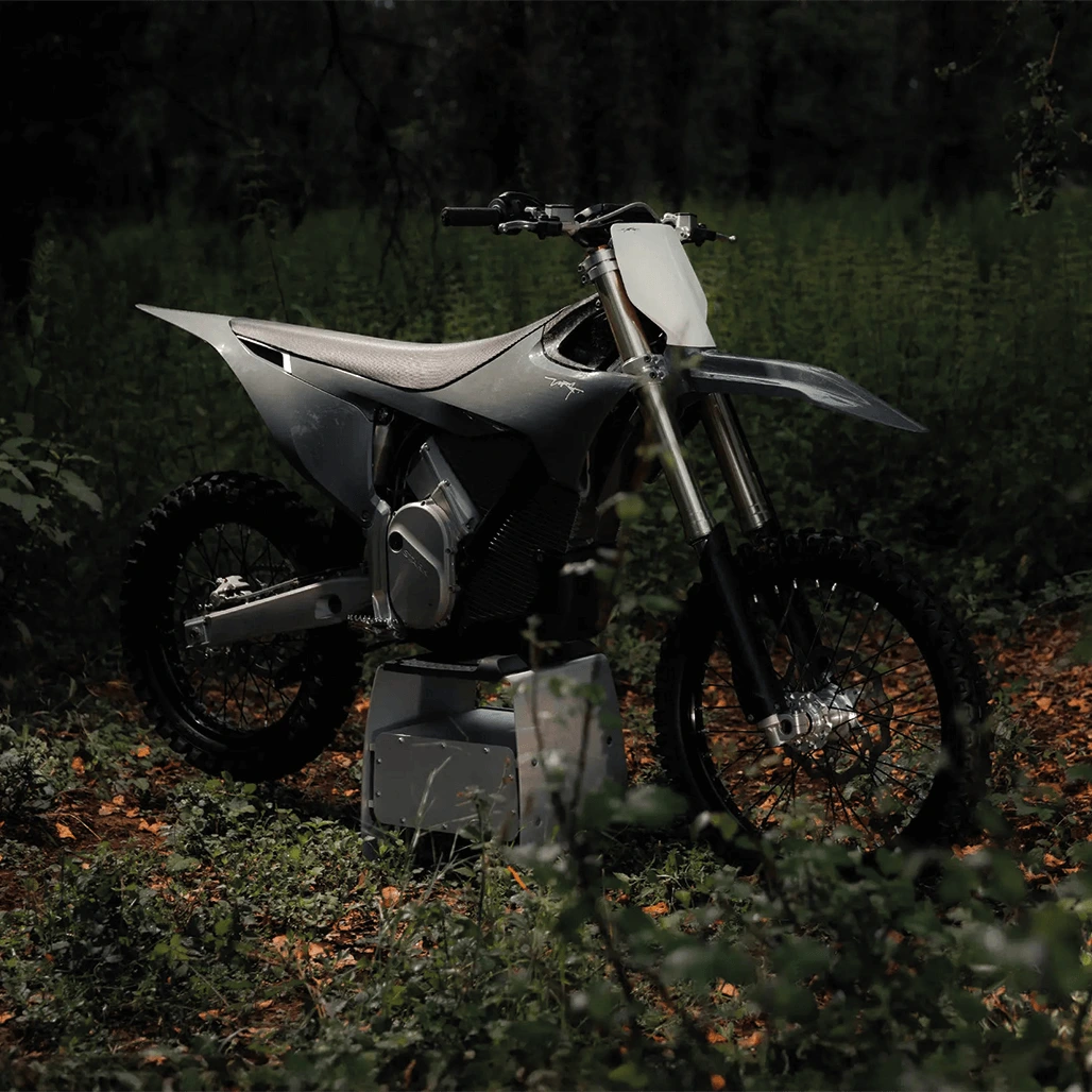 Stark VARG MX 1.2 in Forest Grey in Front-Seitenansicht im Wald