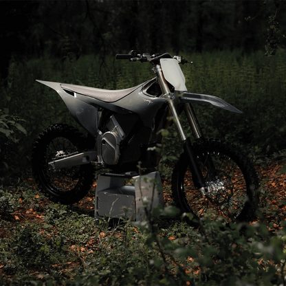 Stark VARG MX 1.2 in Forest Grey in Front-Seitenansicht im Wald