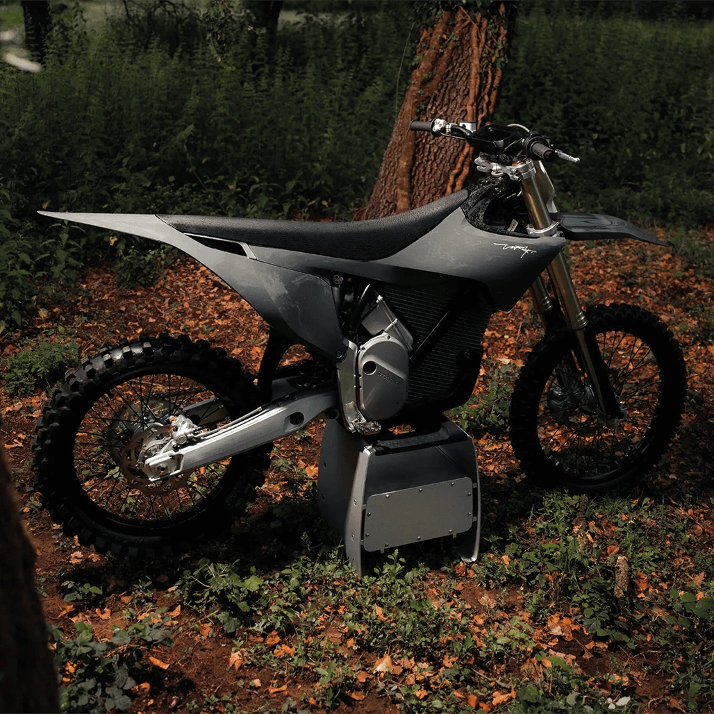 Stark VARG MX 1.2 in Forest Grey in Heck-Seitenansicht im Wald