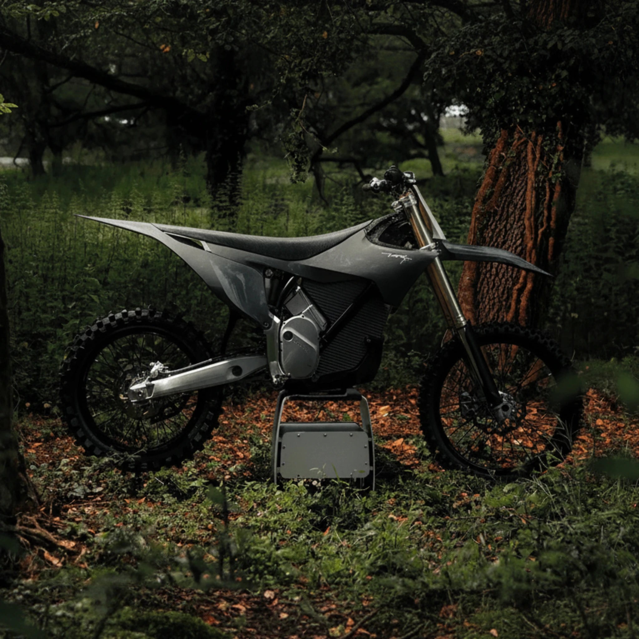 Stark VARG MX 1.2 in Forest Grey in Seitenansicht im Wald