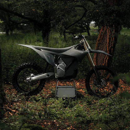 Stark VARG MX 1.2 in Forest Grey in Seitenansicht im Wald