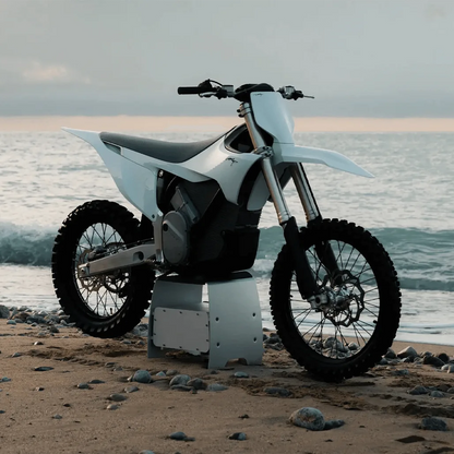 Stark VARG MX 1.2 in Snow White in Front-Seitenansicht am Strand
