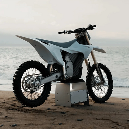 Stark VARG MX 1.2 in Snow White in Heck-Seitenansicht am Strand