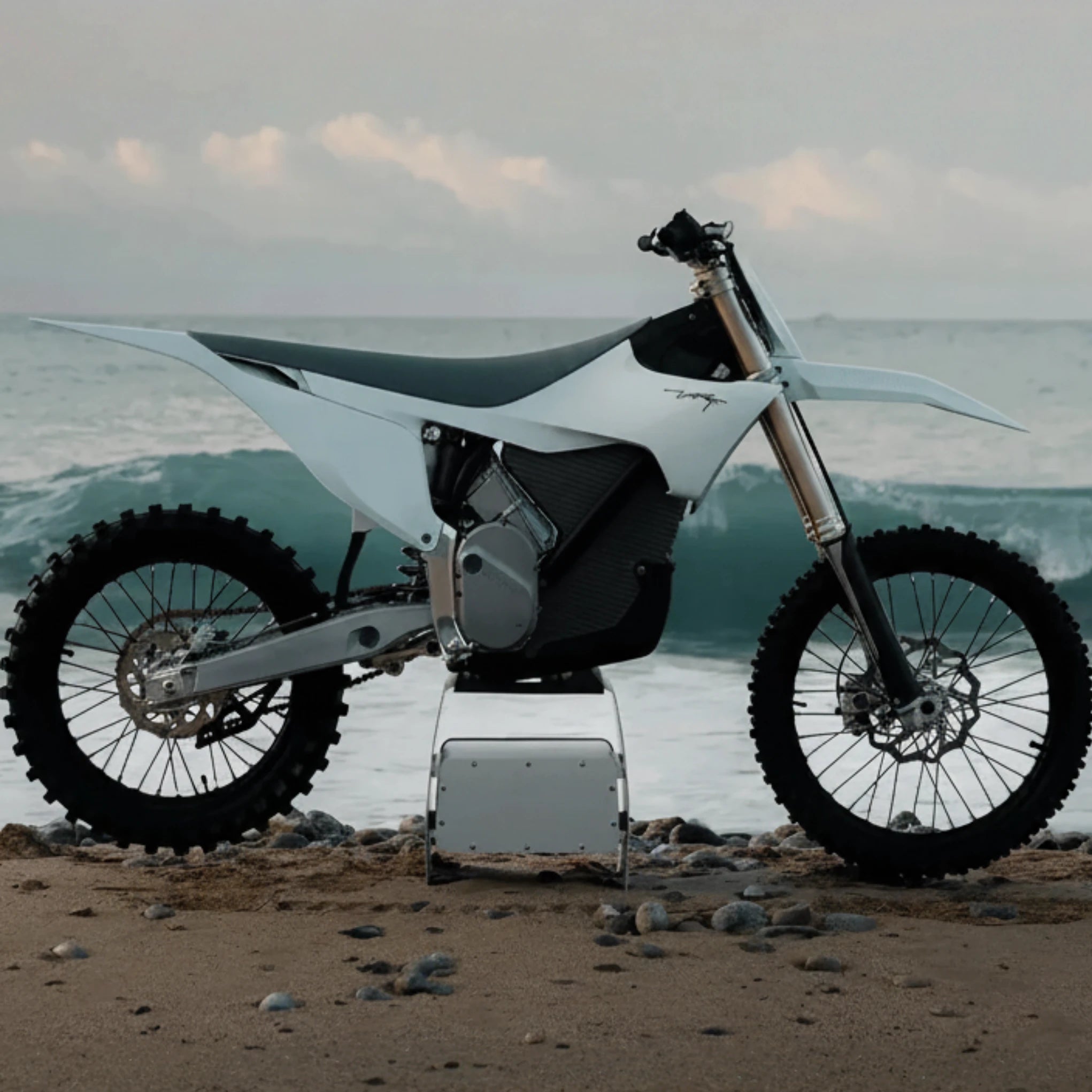 Stark VARG MX 1.2 in Snow White in Seitenansicht am Strand