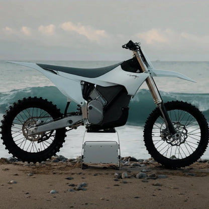 Stark VARG MX 1.2 in Snow White in Seitenansicht am Strand