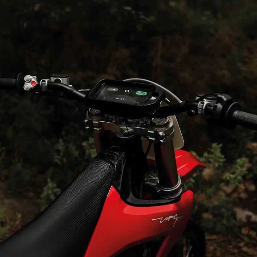 Stark VARG MX 1.2 in Stark Red mit Arkenstone-Display und Lenker im Wald