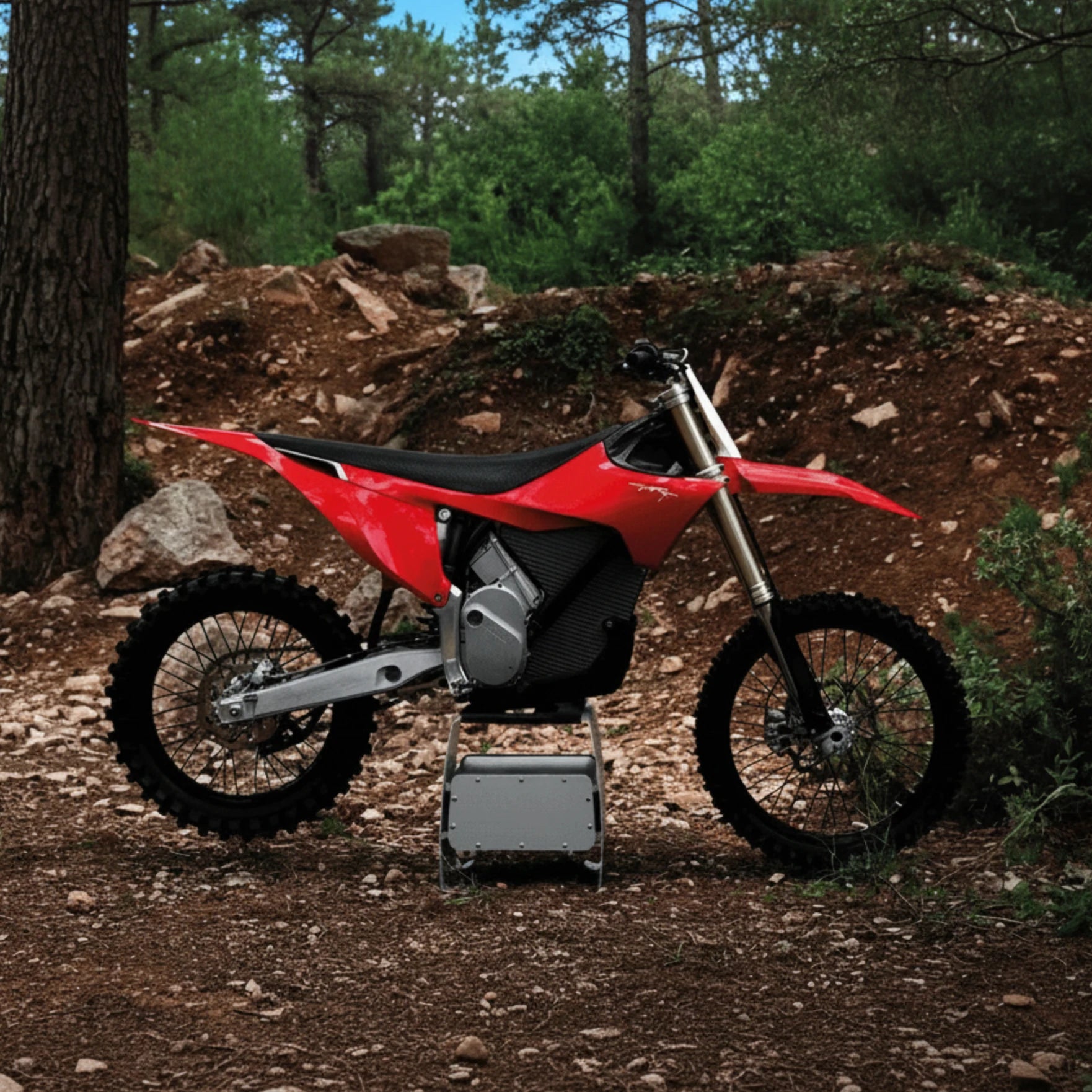 Stark VARG MX 1.2 in Stark Red in Seitenansicht im Wald