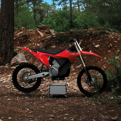 Stark VARG MX 1.2 in Stark Red in Seitenansicht im Wald