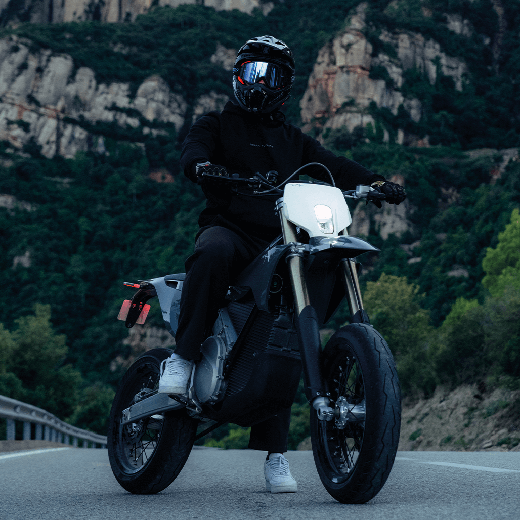 Stark VARG SM 60 PS in Forest Grey mit Fahrer am Abend