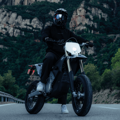 Stark VARG SM 60 PS in Forest Grey mit Fahrer am Abend