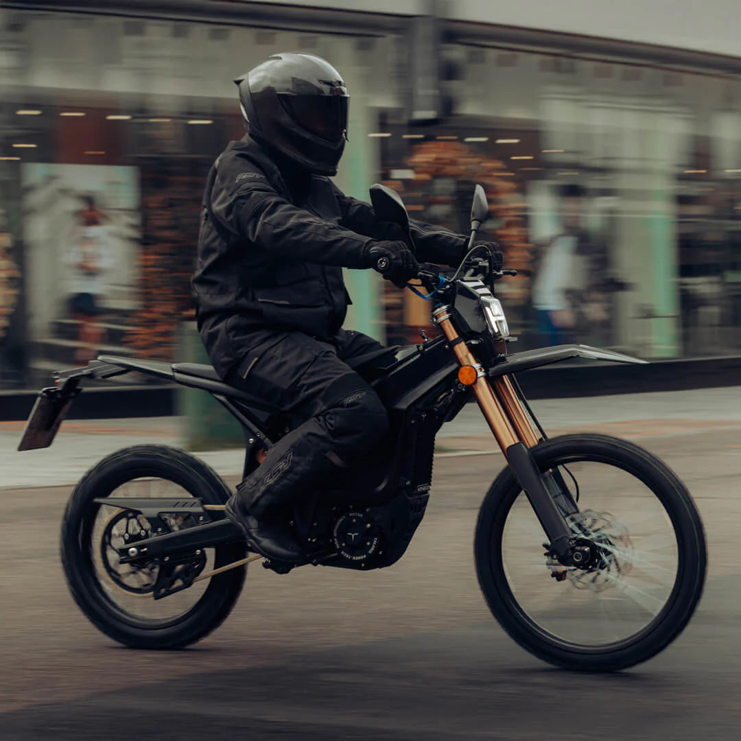Talaria Komodo 32 kW L3e Schwarz bei Fahrt im Straßenverkehr