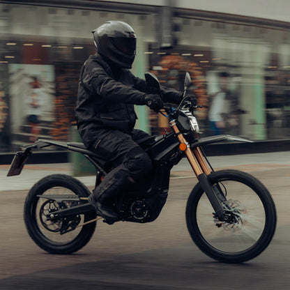 Talaria Komodo 32 kW L3e Schwarz bei Fahrt im Straßenverkehr
