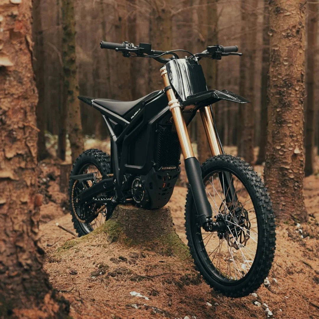 Talaria Komodo 32 kW Offroad Schwarz im Wald in Front-Seitenansicht