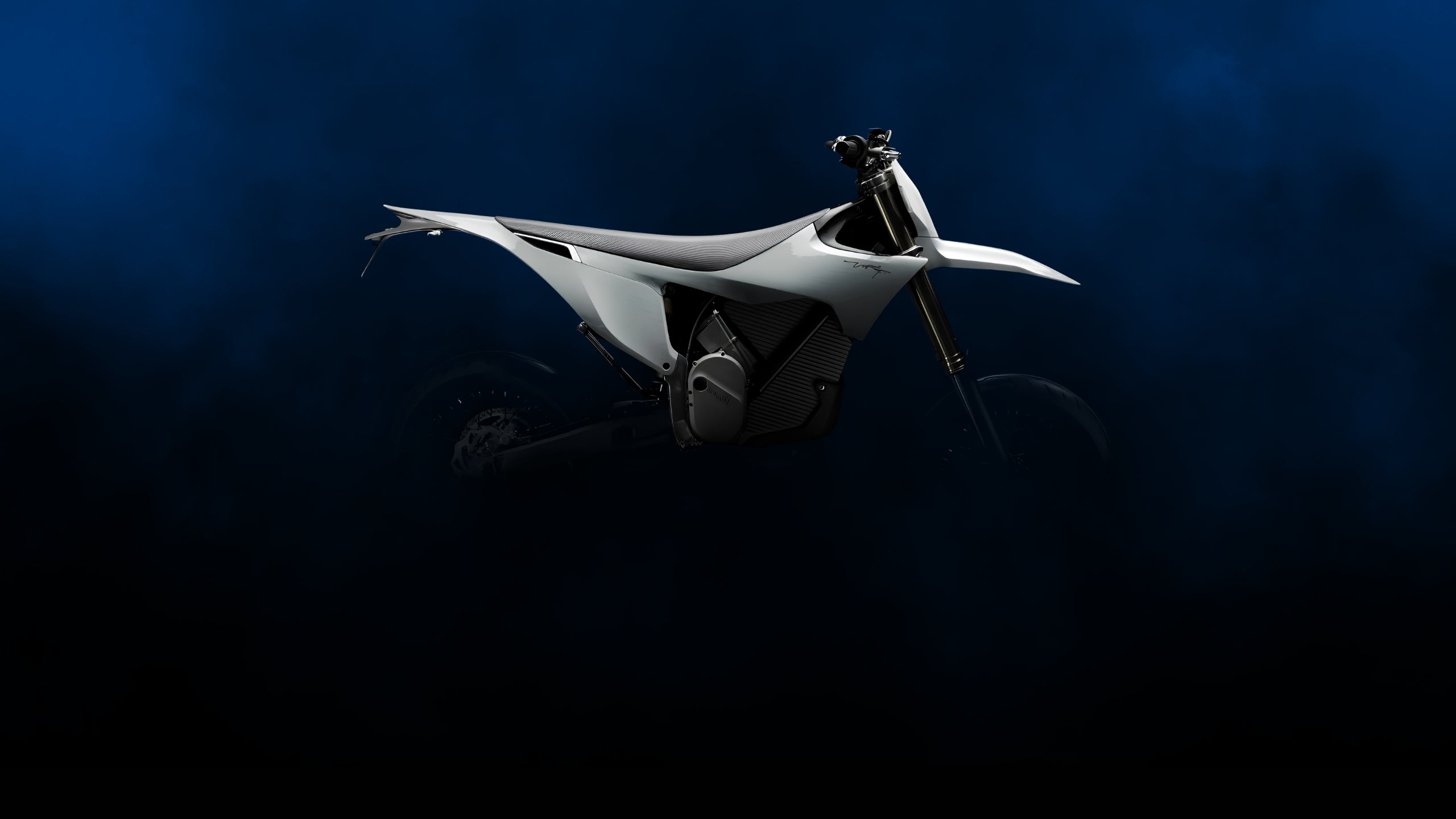 Stark Varg SM in Weiß vor dunkelblauem Hintergrund bei Dirt E-Bikes